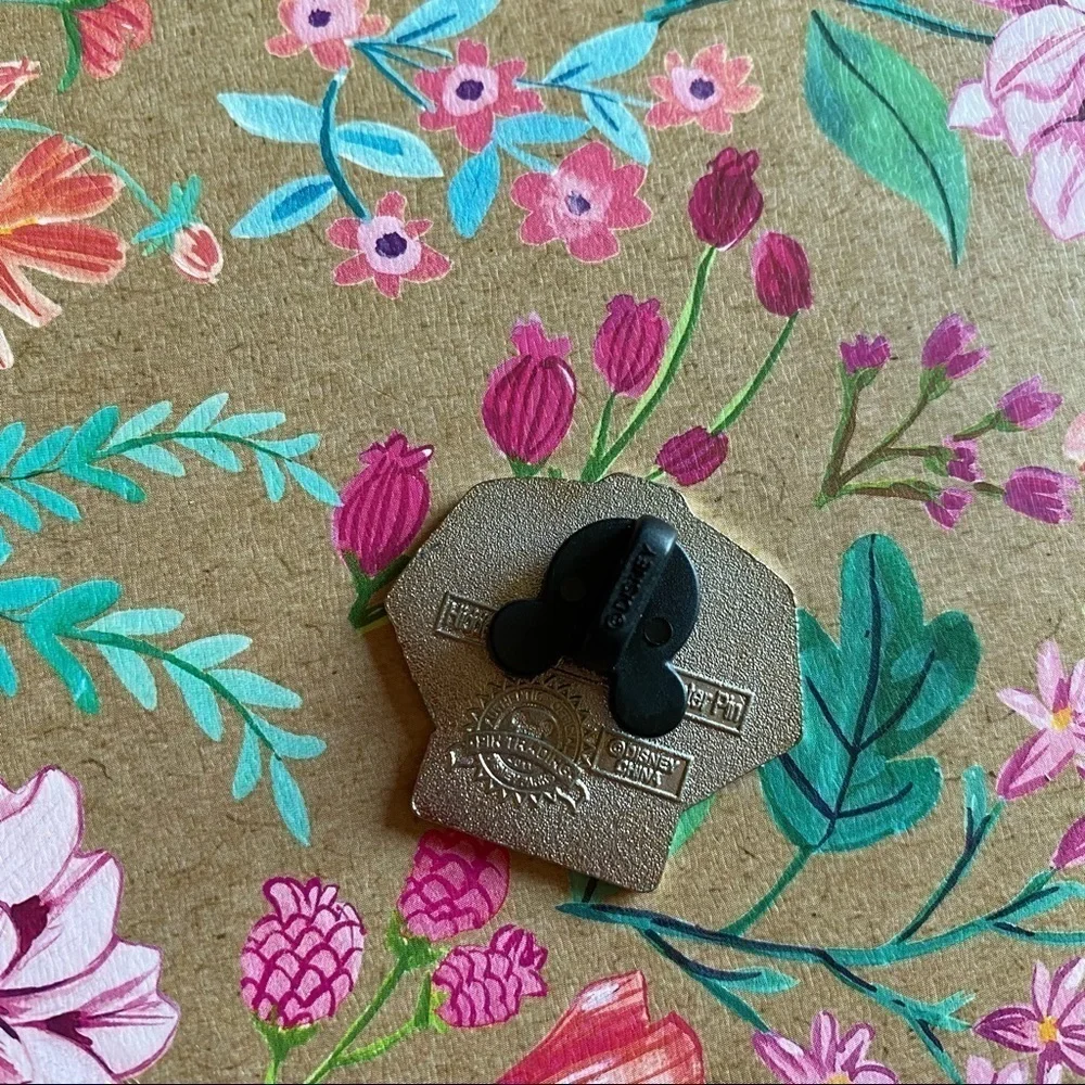 🌿 Chinese Mickey Pin